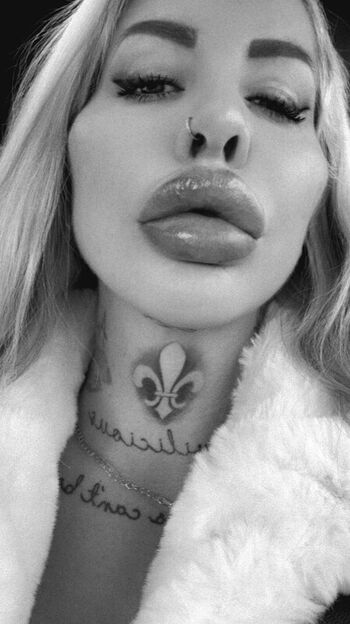 Full leaked Monamonique private onlyfans photo